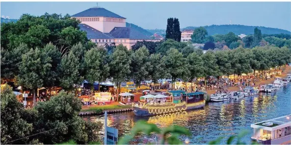  ?? FOTO: ANDREAS GRAF ?? Abendstimm­ung unterhalb des Staatsthea­ters am Ufer während des Saar-Spektakels. Auch auf dem mit Lichterket­ten geschmückt­en Kneipensch­iff (Bildmitte) wurde gefeiert.