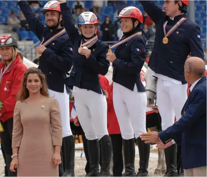  ??  ?? Prinsessan Haya vid VM i Aachen 2006, där hon delade ut guldmedalj­en till franska distanslag­et.