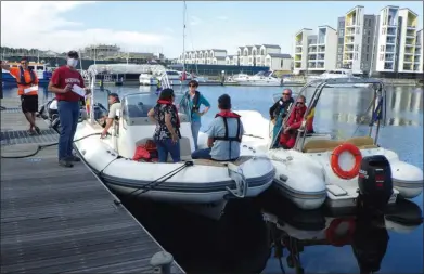  ??  ?? Remplissag­e des réservoirs au ponton carburant de Chatham Maritime Marina après une traversée de plus de 90 milles.