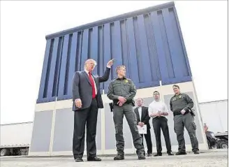  ??  ?? PROTOTIPOS. El muro de Trump en la frontera con México costaría unos 20.000 millones de dólares.