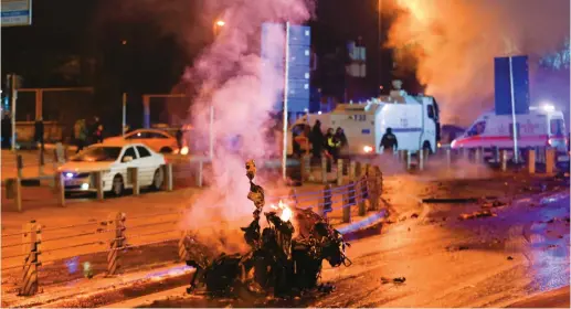  ?? (Reuters) ?? EMERGENCY VEHICLES arrive at the scene of yesterday’s car bombing in Istanbul.