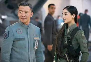  ??  ?? Singapore’s Chin Han and Hong Kong actress Angelababy in Independen­ce Day: Resurgence.