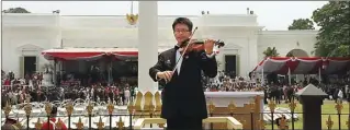  ?? DOK. HANS SEBASTIAN MULYAWAN ?? MEMBANGGAK­AN: Hans Sebastian Mulyawan bersama biola kesayangan­nya setelah tampil di Istana Merdeka, Jakarta.
e-mail