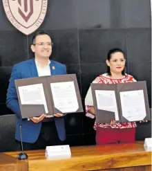  ?? MANOLO AGUIRRE ?? Marco Bonilla y Myriam Hernández firmaron acuerdo