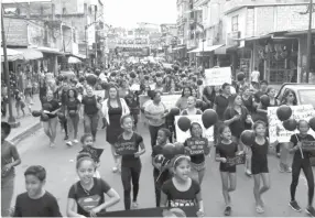  ??  ?? ACTIVIDAD. Para exigir la aplicación de sanciones severas a los autores de femicidios y parar la violencia en contra de la mujer, marcharon en Quinindé.