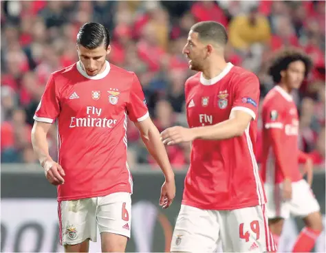  ??  ?? Rúben Dias marcou dois golos, um em cada baliza, no amargo adeus do Benfica à Liga Europa