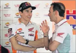  ??  ?? MOTOGP
JEFE DEL REPSOL HONDA
Marc Márquez charla con Alberto Puig en el box de Honda.