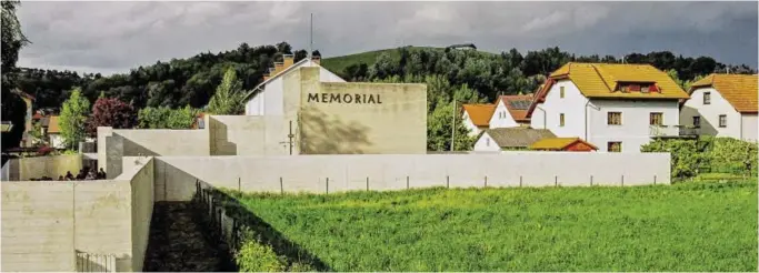  ?? BILD: SN/KZ-GEDENKSTÄT­TE MAUTHAUSEN/STEPHAN MATYUS ?? Das Memorial steht mitten in einer Wohnsiedlu­ng: Sie wurde nach 1955 um die noch stehenden Krematoriu­msöfen des ehemaligen KZ Gusen gebaut. In den 1960er-Jahren ließen Überlebend­e die Gedenkstät­te im Bild bauen. 2020 will die österreich­ische Regierung historisch­e Überreste ankaufen.