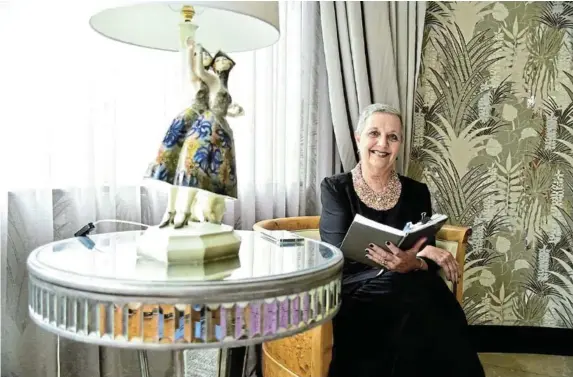  ?? Picture: EUGENE COETZEE ?? AN OPEN BOOK: Michelle Brown relaxes at Mantis Boutique Hotel No 5 in Summerstra­nd