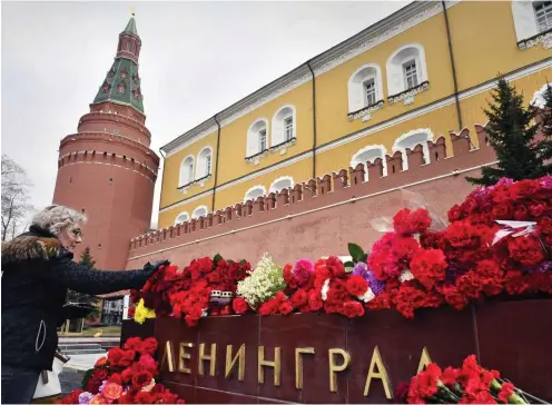  ?? Foto: AFP/Yuri Kadobnov ?? Gedenken im Moskauer Alexanderg­arten am Kreml