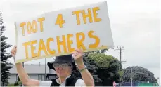  ??  ?? Teachers picketed at major intersecti­ons to get the attention of morning commuters in Whanganui.