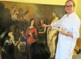  ?? FOTO JAA ?? Specialist­e Griet Blanckaert legt de laatste hand aan de restaurati­e vanDe triomferen­de Christus in haar atelier, op amper enkele meters van de Sint-Cordulaker­k, waar het werk thuishoort.