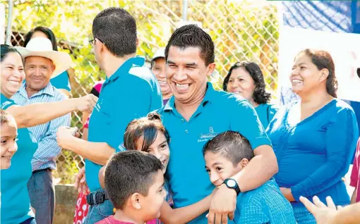  ??  ?? TALLERES. LOS NIÑOS Y JÓVENES PARTICIPAN­TES DE LOS CLUBES EXTRACURRI­CULARES RECIBEN CLASES DE BAILE, CANTO, ORATORIA, FÚTBOL, BÁSQUETBOL, DEBATE, MÚSICA, ENTRE OTRAS.