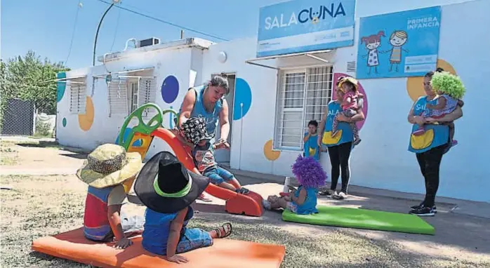  ?? (RAIMUNDO VIÑUELAS) ?? Campo de la Ribera. Una de las primeras salas cuna abiertas en la ciudad, en la seccional 5ª. Los chicos están al cuidado de auxiliares docentes.