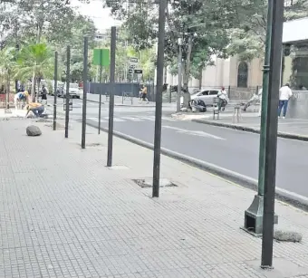  ??  ?? Estructura­s en la vereda de la calle Palma. Cierran el tránsito al peatón y no se tiene permiso.