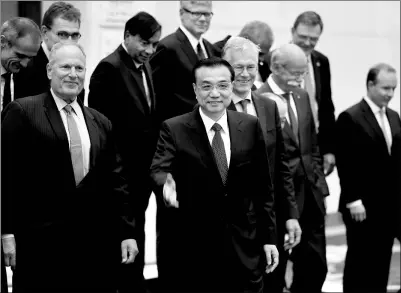  ?? WU ZHIYI / CHINA DAILY ?? Premier Li Keqiang met with leaders of multinatio­nal corporatio­ns who were attending the fifth Global CEO Council roundtable summit in Beijing on Wednesday.