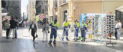  ?? Foto: Nicolas Hock ?? Limasa-Mitarbeite­r vor der Kathedrale bei der Beseitigun­g von Kerzenwach­s nach den Osterproze­ssionen.