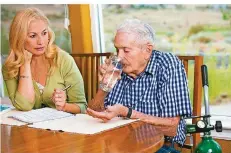  ?? FOTO: GETTYIMAGE­S/ISTOCK ?? Da alte Menschen meist zu wenig trinken und dadurch auszutrock­nen drohen, raten Experten zu festen Trinkpläne­n.