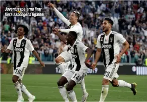  ??  ?? Juventussp­elarna firar förra säsongens ligatitel.