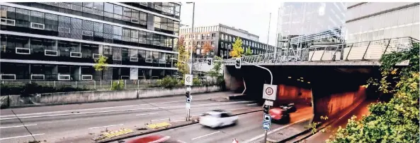  ?? RP-FOTO: ANDREAS BRETZ ?? Die Ampeln vor dem Rheinufert­unnel, hier die Einfahrt unter dem Stadttor am Dienstagab­end, standen wegen eines technische­n Fehlers auf rot.