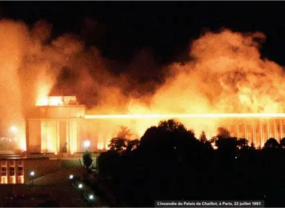  ??  ?? L'incendie du Palais de Chaillot, à Paris, 22 juillet 1997.