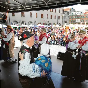  ?? Foto: Michael Hochgemuth ?? Das Frühlingsf­est auf dem Augsburger Rathauspla­tz gehört zu den Veranstalt­ungen, die vom Augsburger Integratio­nsbeirat ver anstaltet werden.