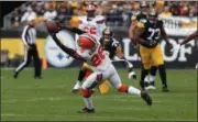  ?? TIM PHILLIS — FOR THE NEWS-HERALD ?? Derrick Kindred reaches for a pass during the Browns’ loss to the Steelers on Oct. 28 in Pittsburgh.