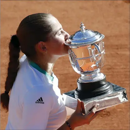  ?? FOTO: EPA EPA-PHOTO / ALL OVER PRESS / ETIENNE LAURENT ?? LYCKLIG MäSTARE. Jelena Ostapenko hade all orsak att fira efter att hon vänt underläge till seger i finalen i Paris.