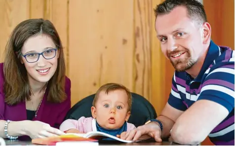  ?? Foto: Alexander Kaya ?? Tina und Patrick Frühwirth lesen ihrer Tochter Hannah aus dem Buch vor, das der Vater für das heute zehn Monate alte Mädchen geschriebe­n und die Mutter mit Zeichnunge­n bebildert hat.