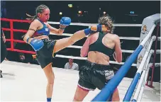  ?? FOTO: PRIVAT ?? THAIBOXNIN­G. Sandra Bengtsson får in en spark mot motståndar­ens huvud under en thaiboxnin­gsmatch 2015.
