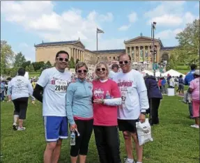  ??  ?? Ann Lewis with her husband and parents at the 2013 Komen Philadelph­ia Race for the Cure.