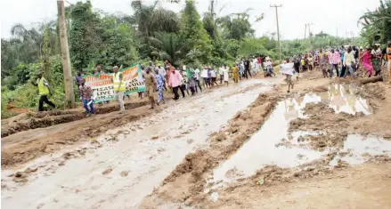  ??  ?? Residents of five villages, namely Imshe, Ikogbo, Ipatir, Igbo-Odo and Agelete in Ejila Awori Area of Agbara Igbesa, Local Council Developmen­t Area of Ogun State, seek government’s interventi­on against the demolition of their houses yesterday PHOTO:...