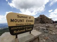  ?? David Zalubowski, AP file ?? The sign on the summit of Mount Evans near Idaho Springs.