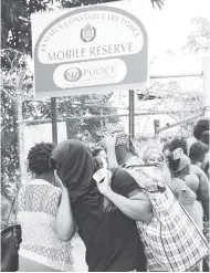  ?? FILE ?? Deportees leaving the Mobile Reserve Headquarte­rs after they were processed.