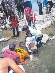  ?? FOTO: CORTESÍA DE LOS BOMBEROS ?? Equipos del Cuerpo de Bomberos y de otras institucio­nes de socorro han hecho un duro trabajo en el rescate de ahogados.