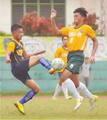  ?? PHOTO BY ARNI ACLAO ?? BATTLE. Cyrus Jumawon of the University of San Jose Recoletos tries to get past his USPF defender during their college football match in the Cebu Schools Athletic Foundation Inc.