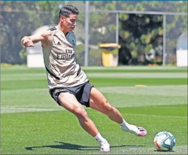  ??  ?? James Rodríguez golpea un balón durante un entrenamie­nto tras el confinamie­nto.