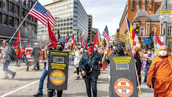  ?? /AFP ?? En Washington,
cientos de manifestan­tes marcharon en favor del pueblo birmano y contra la inacción de los gobiernos globales