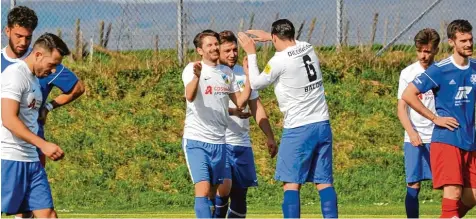  ?? Foto: Karl Aumiller ?? Dillingens Dominik Riedinger (Dritter von links) lässt sich für sein Tor zum 2:0 Endstand beim BC Schretzhei­m beglückwün­schen. Hier freuen sich Tamas Balogh (Nummer sechs) und Alexander Kinder (halb verdeckt) mit ihm.