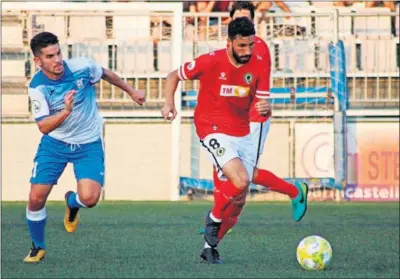  ??  ?? EMPATE AMARGO. Diego Benito intenta conducir un balón ante un jugador del Prat.