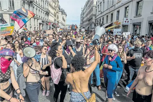  ?? AFP ?? Protestas en París por los derechos de la mujer, contra la violencia de género y la inclusión de identidade­s sexuales diferentes.