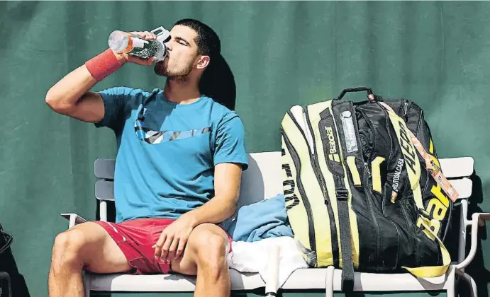  ?? CLIVE BRUNSKILL / ETTY ?? Velando armas
Carlos Alcaraz se hidrata durante un descanso de su sesión de ayer, en París, en vísperas de su estreno en Roland Garros