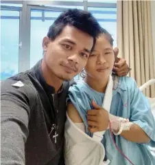  ??  ?? Seng Ang and his wife, Lee, take a wefie at the BMC ward prior to her surgery.