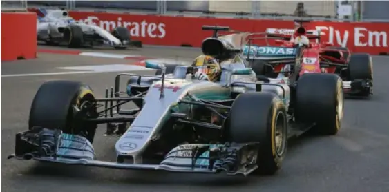  ?? FOTO AP, RR ?? Hamilton houdt in, Vettel rijdt pardoes op de Mercedes. De Duitser stuurt zijn wagen prompt langszij en rijdt tegen Hamilton.