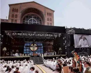  ?? Fotos Eduardo Knapp/Folhapress ?? Fiéis assistem à mensagem do papa Francisco durante a missa solene da manhã