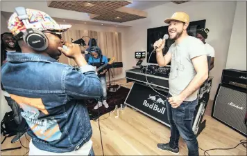  ?? PICTURE: JONO FERREIRA ?? COLLABORAT­ION: Khuli Chana and Rob Forbes at the 5Live Sessions.