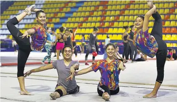  ??  ?? Equipo. Uno de los beneficios de este deporte es el poder compartir y trabajar en equipo. Daniela ha creado fuertes lazos de amistad que se ven reforzados en cada entreno y competenci­a.