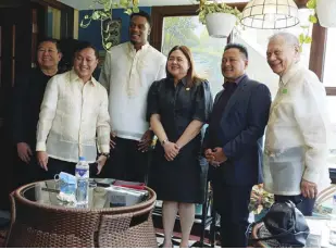  ?? ?? JUSTIN BROWNLEE with Samahang Basketbol ng Pilipinas (SBP) Deputy Executive Director Butch Antonio, Senator Francis “Tol” Tolentino, Rep. Juliet Marie de Leon Ferrer, Senator JV Ejercito and SBP Executive Director Sonny Barrios.