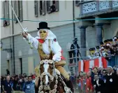  ??  ?? In corsa /1 Uno dei 12o cavalieri della Sartiglia cerca di infilzare una stella per dare il via alla kermesse di Oristano