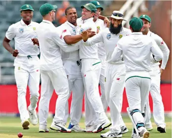  ?? — BCCI ?? South Africa’s Vernon Philander ( centre) celebrates the dismissal of K. L. Rahul in the first day of the third Test at the Wanderers in Johannesbu­rg on Wednesday.